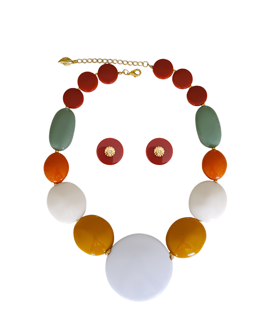 Conjunto feminino em resina colorida composto por colar com formas orgânicas em branco, mostarda, verde, terracota e vermelho, acompanhado por brincos coordenados.