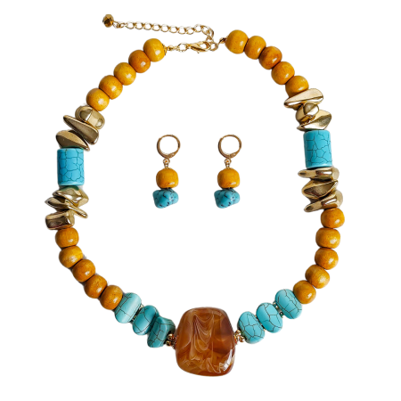 Conjunto feminino composto por colar com contas de madeira, pedras em tom turquesa, detalhes metálicos dourados e pingente central em resina marrom, acompanhado por brincos coordenados.