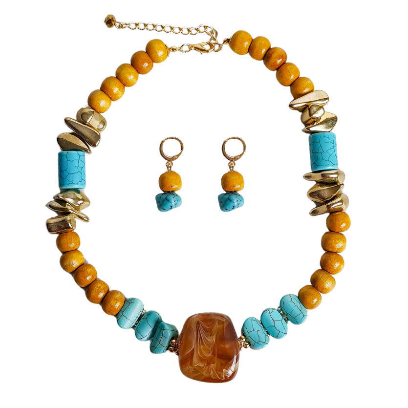 Conjunto feminino composto por colar com contas de madeira, pedras em tom turquesa, detalhes metálicos dourados e pingente central em resina marrom, acompanhado por brincos coordenados.