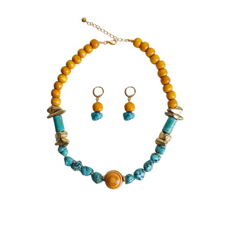 Conjunto feminino composto por colar com contas de madeira, pedras em tom turquesa, detalhes metálicos dourados e esfera central em resina marmorizada, acompanhado por brincos coordenados.
