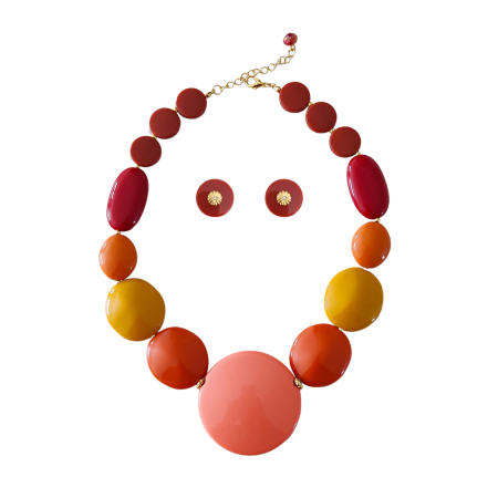 Conjunto feminino em resina composto por colar com formas circulares em tons de coral, terracota, mostarda, laranja e vinho, acompanhado por brincos coordenados.