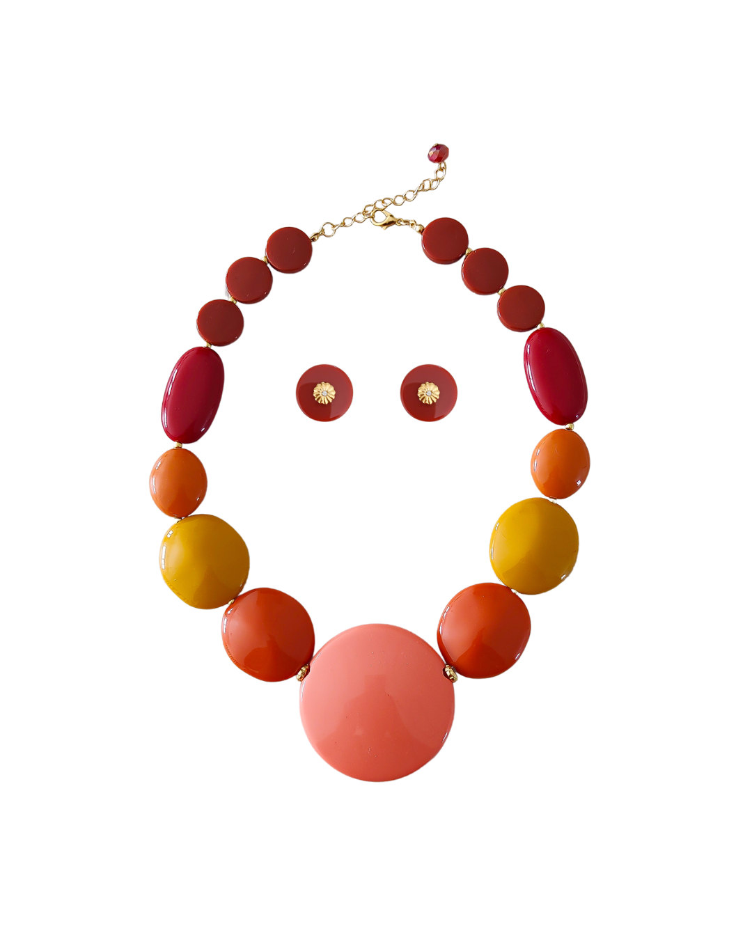 Conjunto feminino em resina composto por colar com formas circulares em tons de coral, terracota, mostarda, laranja e vinho, acompanhado por brincos coordenados.
