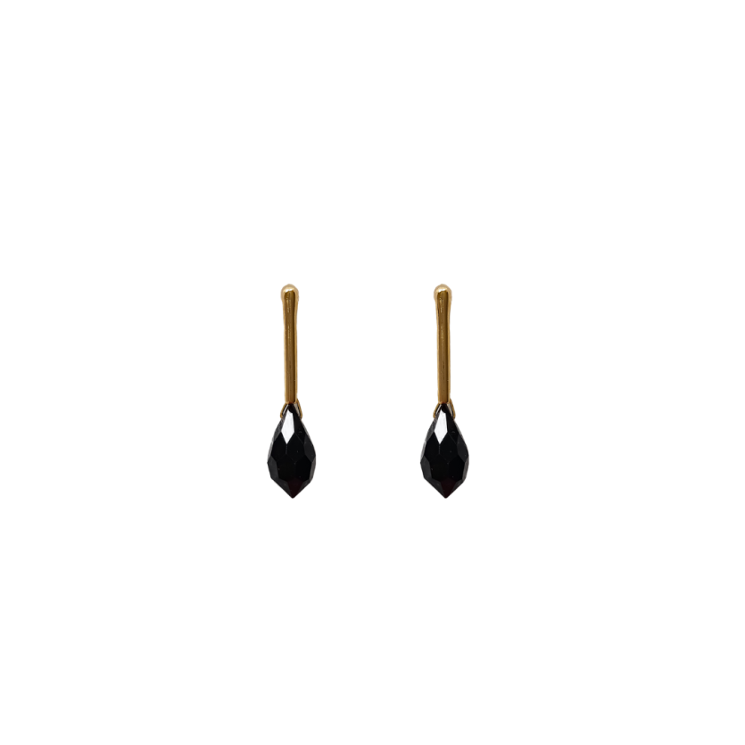 Brinco Gota Facetada dourado com cristal lapidado em formato de gota, disponível nas cores dourado translúcido, dourado opaco, transparente e preto.