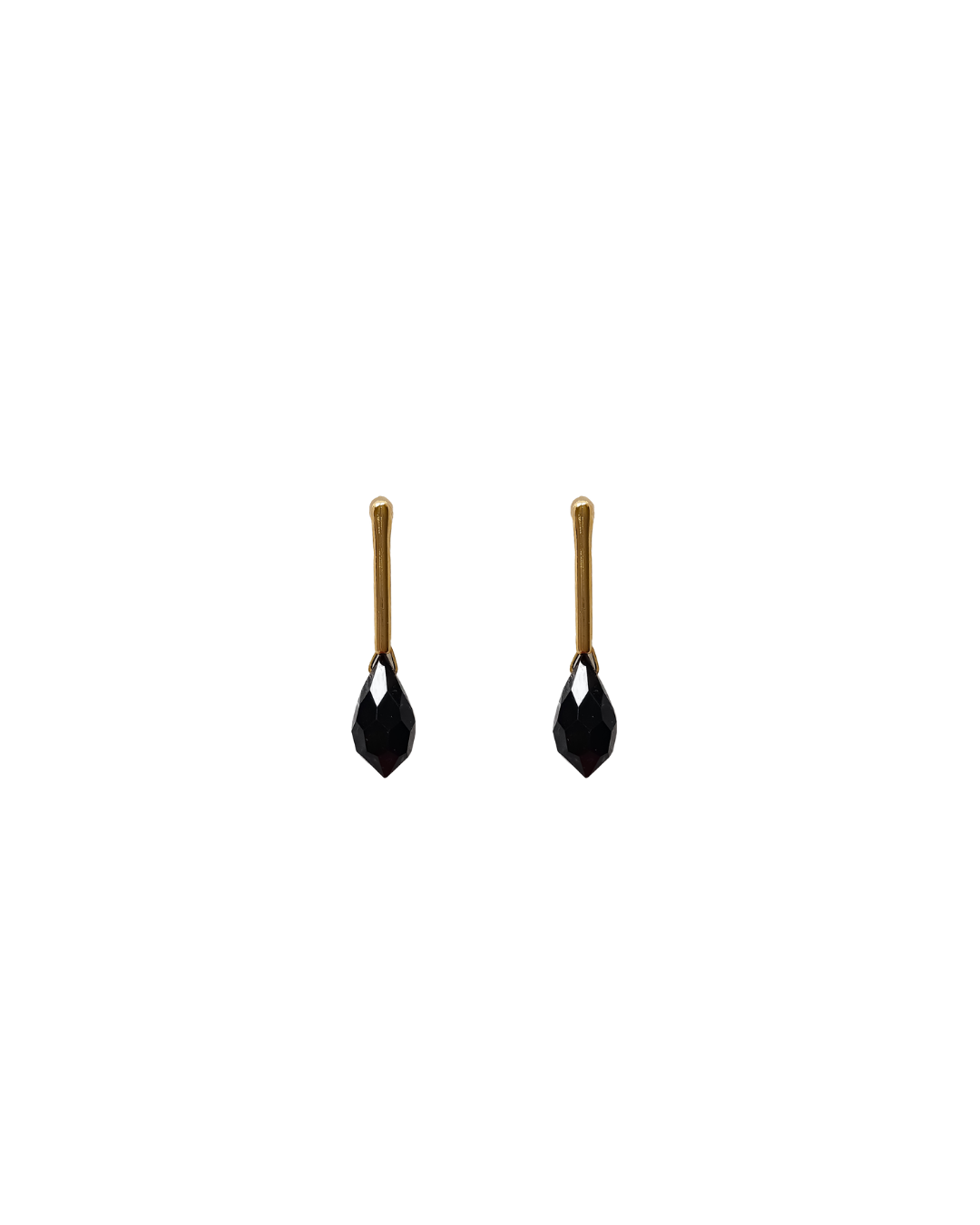 Brinco Gota Facetada dourado com cristal lapidado em formato de gota, disponível nas cores dourado translúcido, dourado opaco, transparente e preto.