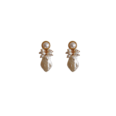 Brinco Nacre dourado com pérola superior, pequenas pérolas e pingente em formato de pérola barroca sobre fundo branco.