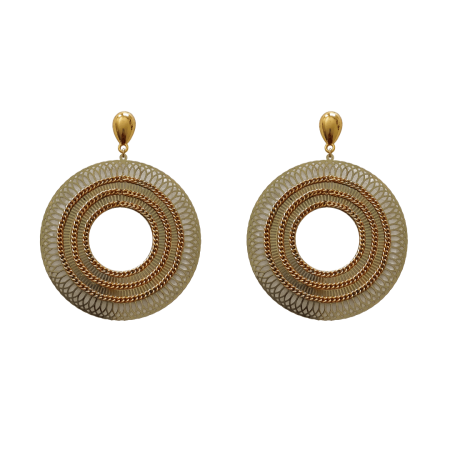 Brinco Arabesco Dourado com design circular vazado e acabamento dourado sobre fundo branco.