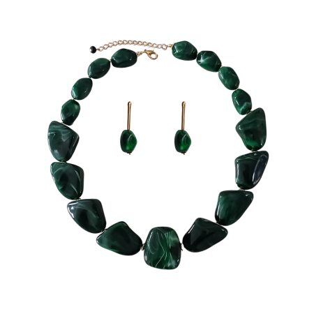 Conjunto Prásio com colar de resina verde em formatos orgânicos e brincos pendentes coordenados sobre fundo branco.