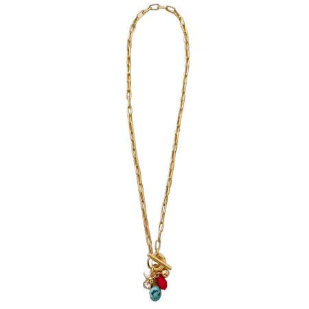 Colar feminino dourado com fecho frontal tipo toggle e pingentes de pérola sintética, howlita turquesa, cristal vermelho fosco, ponto de luz e detalhe metálico dourado sobre fundo branco.