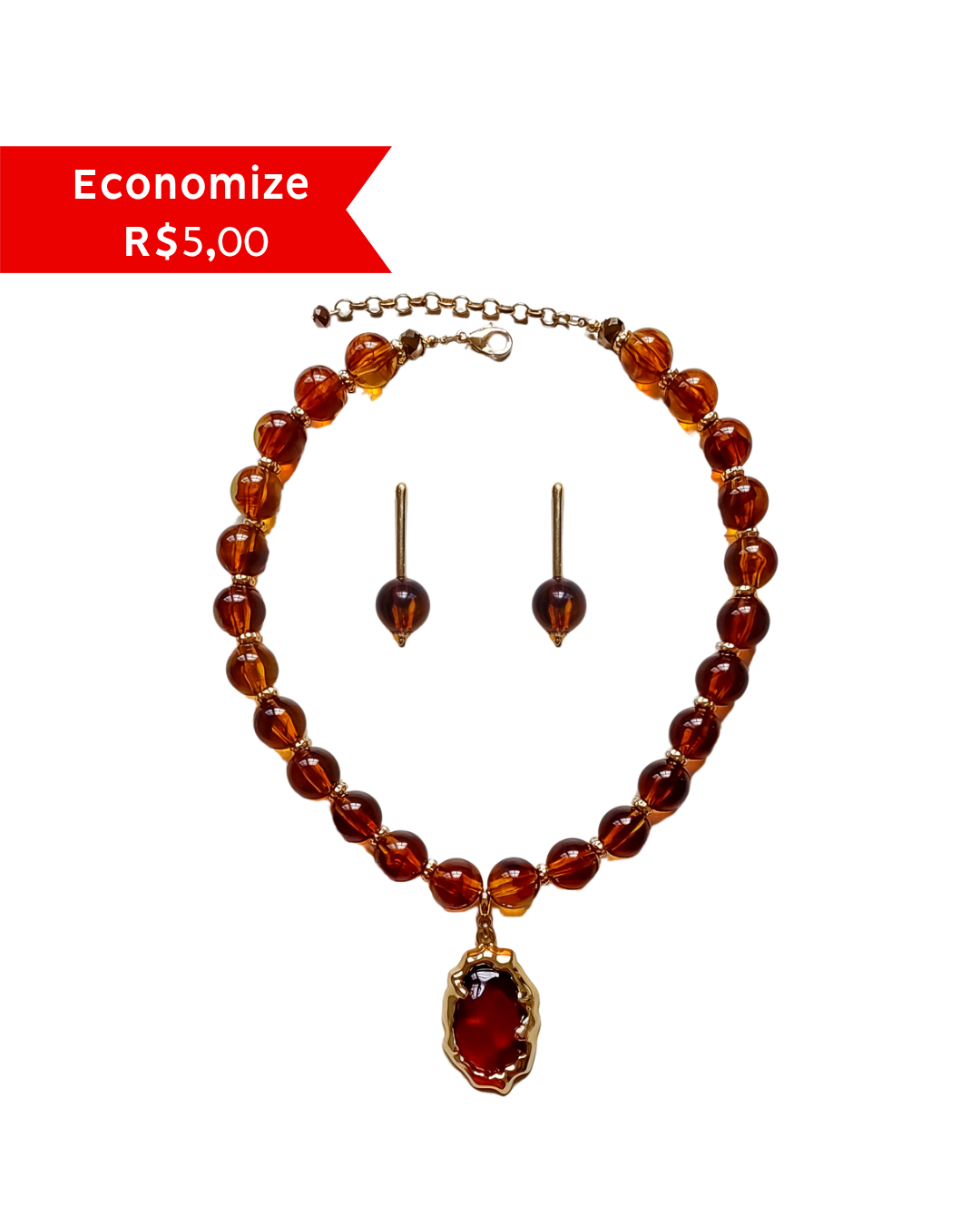 Conjunto Turmalina composto por colar de resina em tons de marrom e mel com pingente central dourado e brincos coordenados sobre fundo branco.