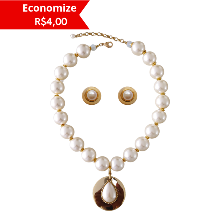 Conjunto Éloa com colar de contas peroladas em resina, pingente dourado com gota perolada e brincos combinando sobre fundo branco.