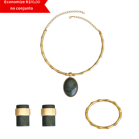 Conjunto feminino dourado com colar de corrente estilo bambu e pingente oval verde oliva, brincos retangulares verdes com detalhe dourado e bracelete dourado.