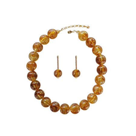 Conjunto feminino Âmbar com colar de contas em tons dourados e brincos combinando.