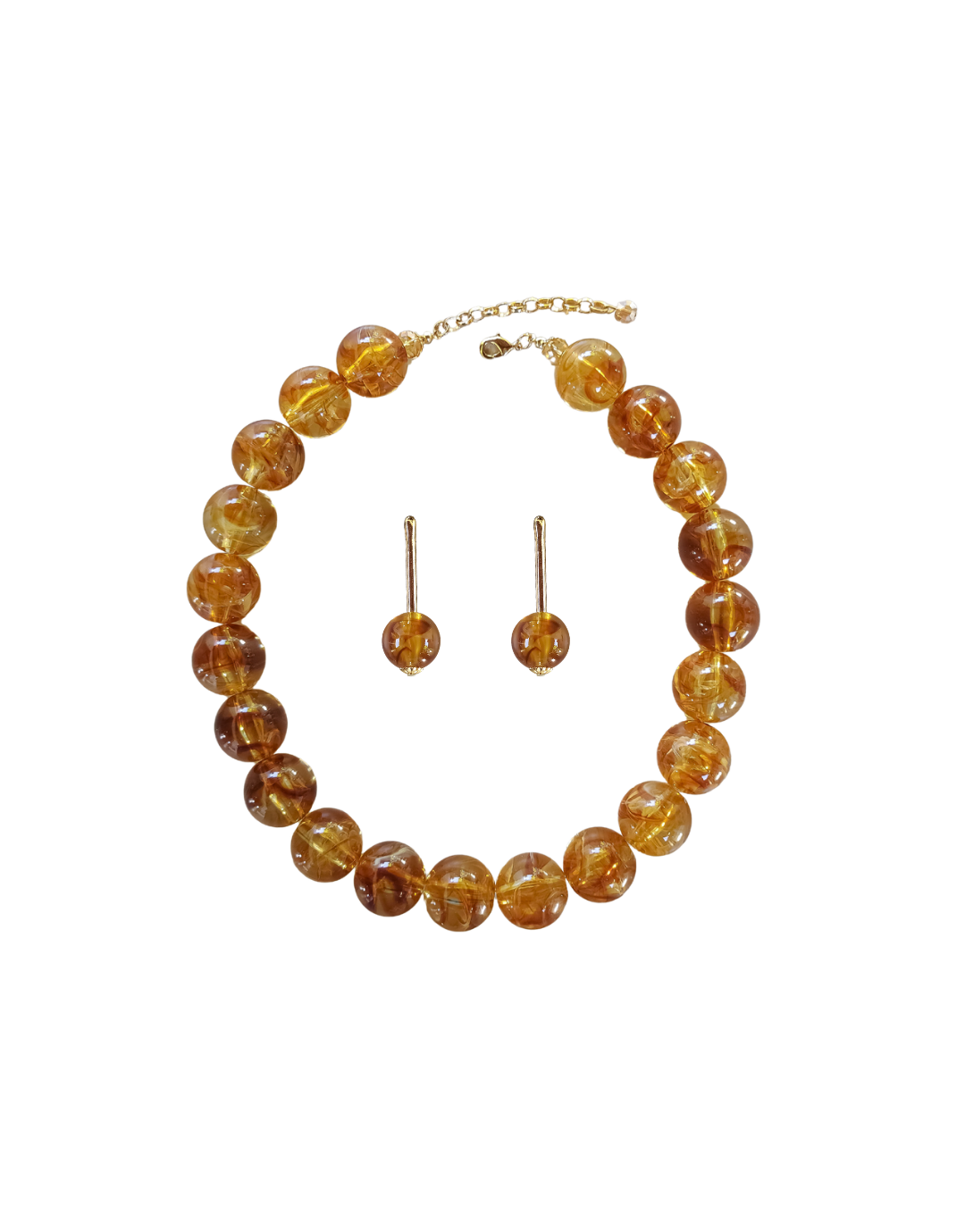 Conjunto feminino Âmbar com colar de contas em tons dourados e brincos combinando.