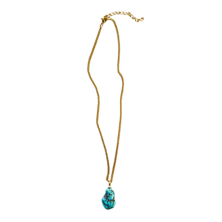 Colar Maré Alta dourado com pingente de pedra azul-turquesa sobre fundo branco